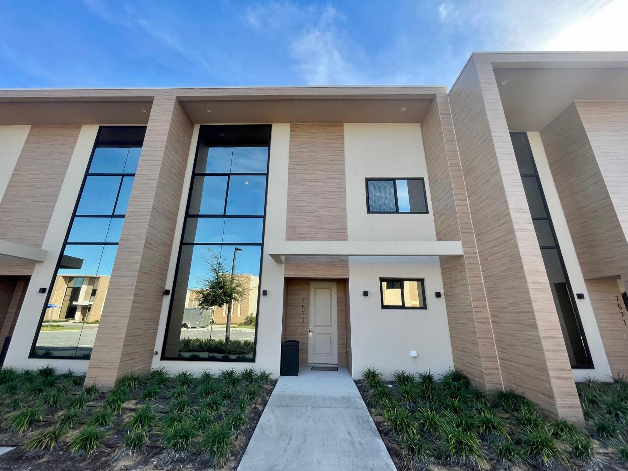 Luxury Home In Orlando With Private Hot Tub - 7 Min From Disney Parks - 3 Bedrooms And 4 Bathrooms! 外观 照片