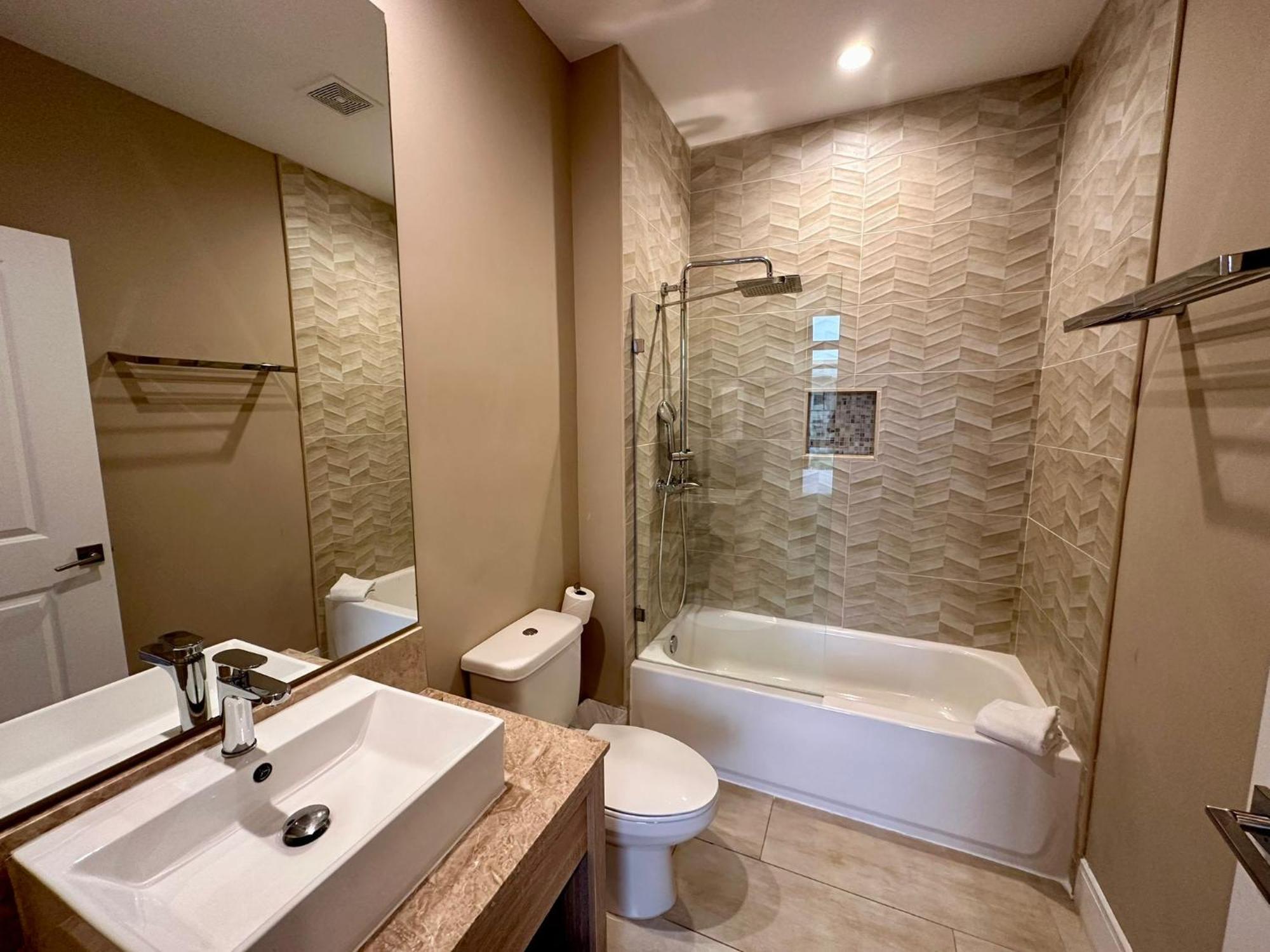 Luxury Home In Orlando With Private Hot Tub - 7 Min From Disney Parks - 3 Bedrooms And 4 Bathrooms! 外观 照片